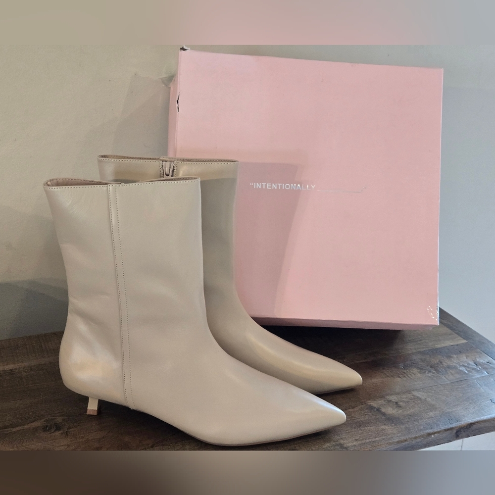 Intentionally Blank Lundi Boot W/ Kitten Heel Cream size 11